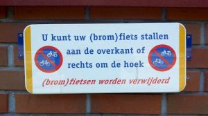 U kunt uw (brom)fiets stallen aan de overkant of rechts om de hoek. (Brom)fietsen worden verwijderd.